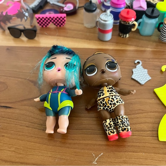 Lot Of 2 LOL Surprise Dolls And Multiple Mixed Accessories - Picture 2 of 7